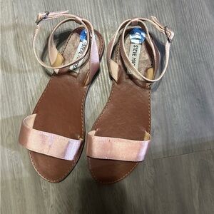 Steve Madden Metallic Sandals Size 7.5 Women’s Ladies Sandals